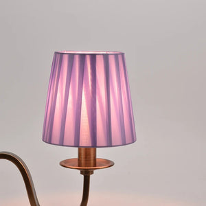 Abat-jour plissé mauve gros plan tissu