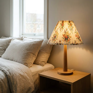 Abat-jour plissé tissu floral rétro sur lampe de chevet allumée en chambre