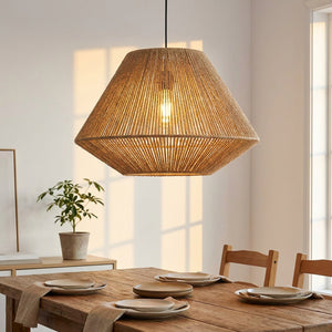Abat-jour rotin tressé au-dessus d'une table à manger scandinave