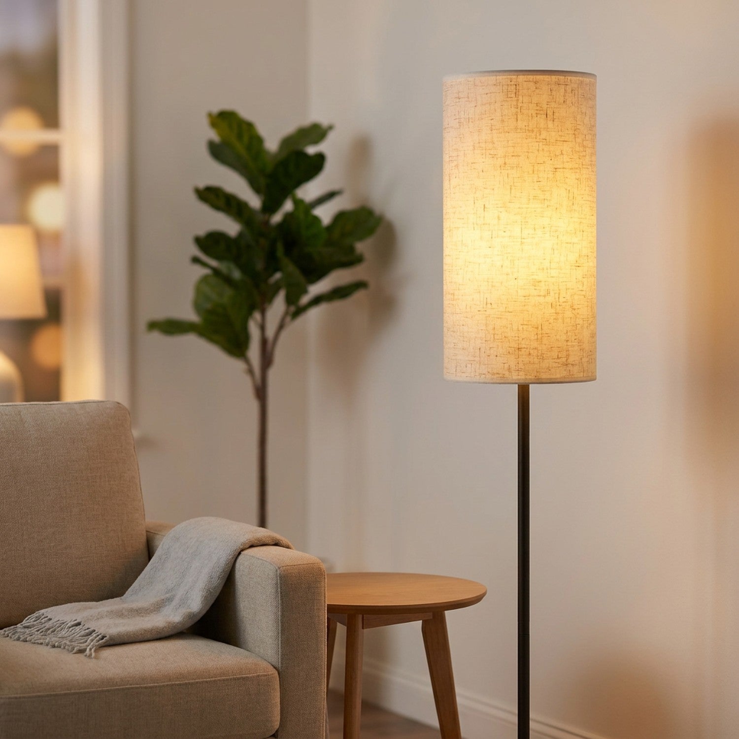 Abat-jour tambour en tissu de lin beige allumé sur lampadaire dans salon