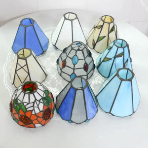 Détail verre coloré abat-jour vitrail style Tiffany assemblage artisanal