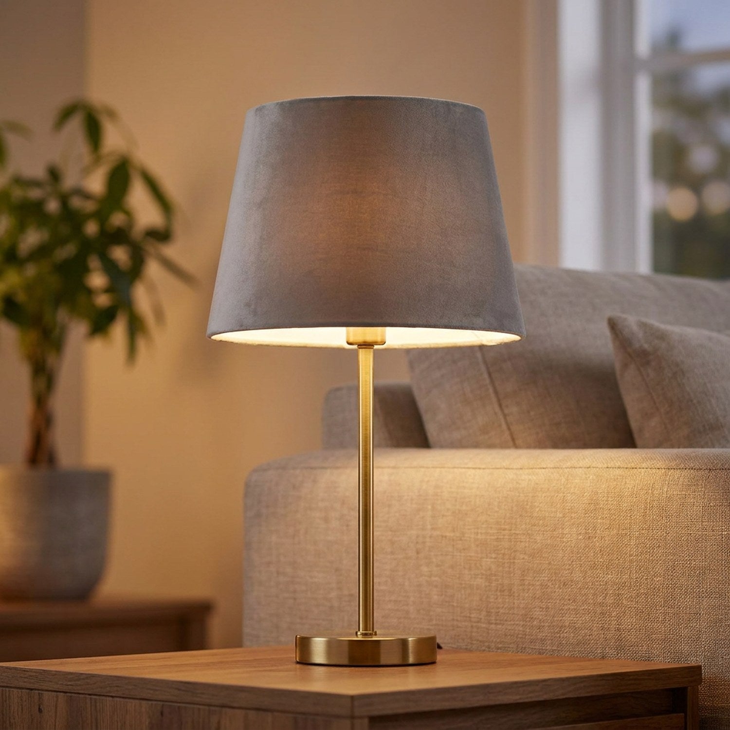 Abat-jour conique en velours gris sur une lampe dans un salon cosy
