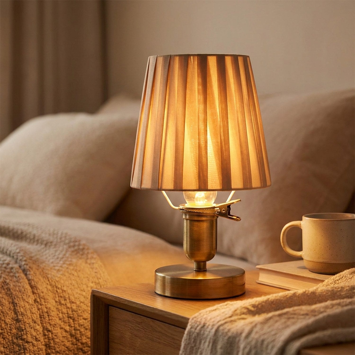 Abat-jour à clipser beige en tissu plissé sur une lampe de table dans une chambre chaleureuse