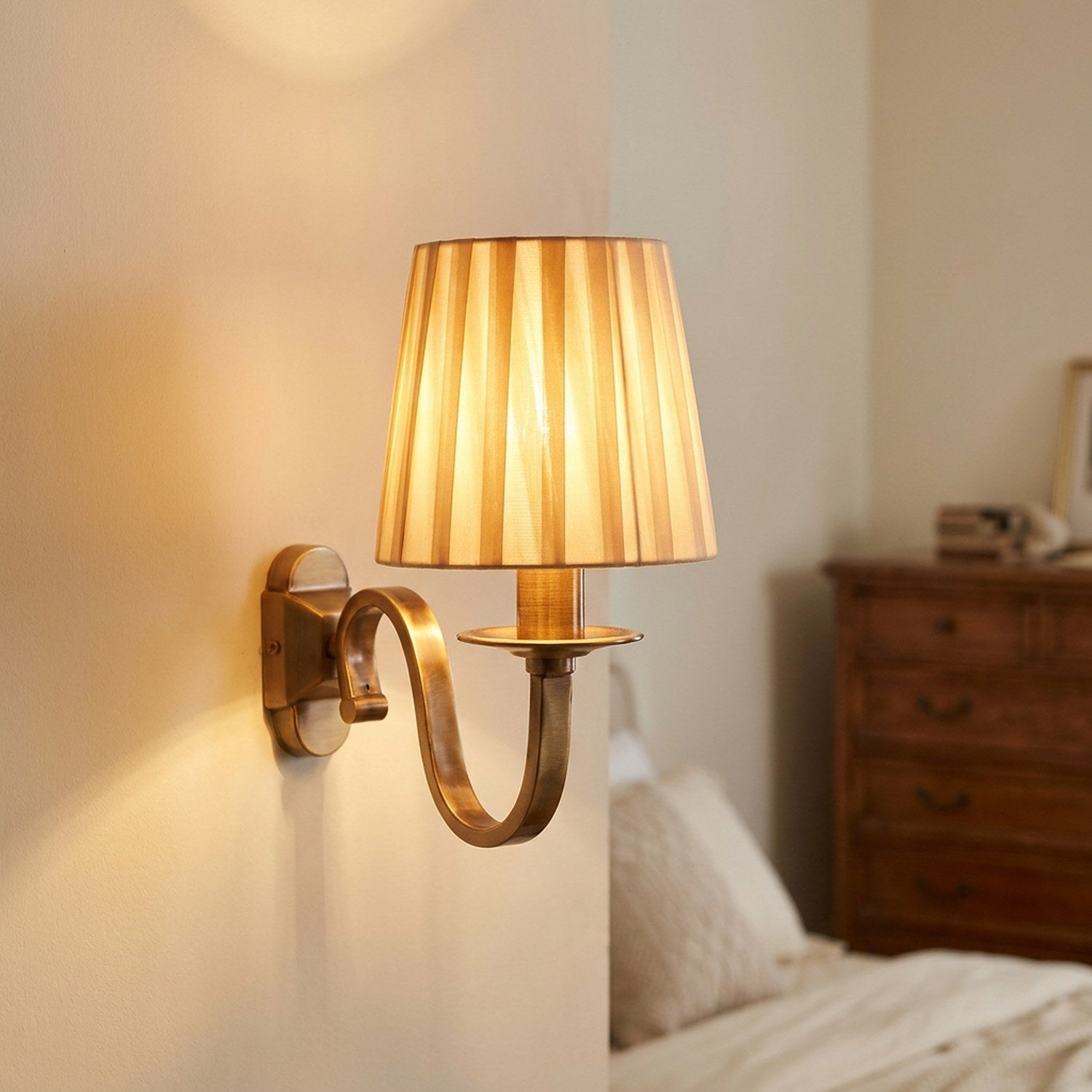 Abat-jour à clipser sur une applique murale dans une chambre chaleureuse