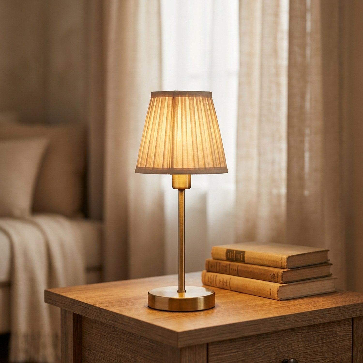 Abat-jour à clipser beige sur une lampe de table avec des livres anciens