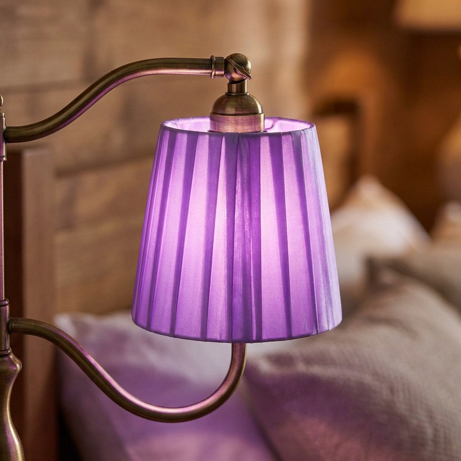 Abat-jour à clipser violet en tissu plissé sur une applique murale