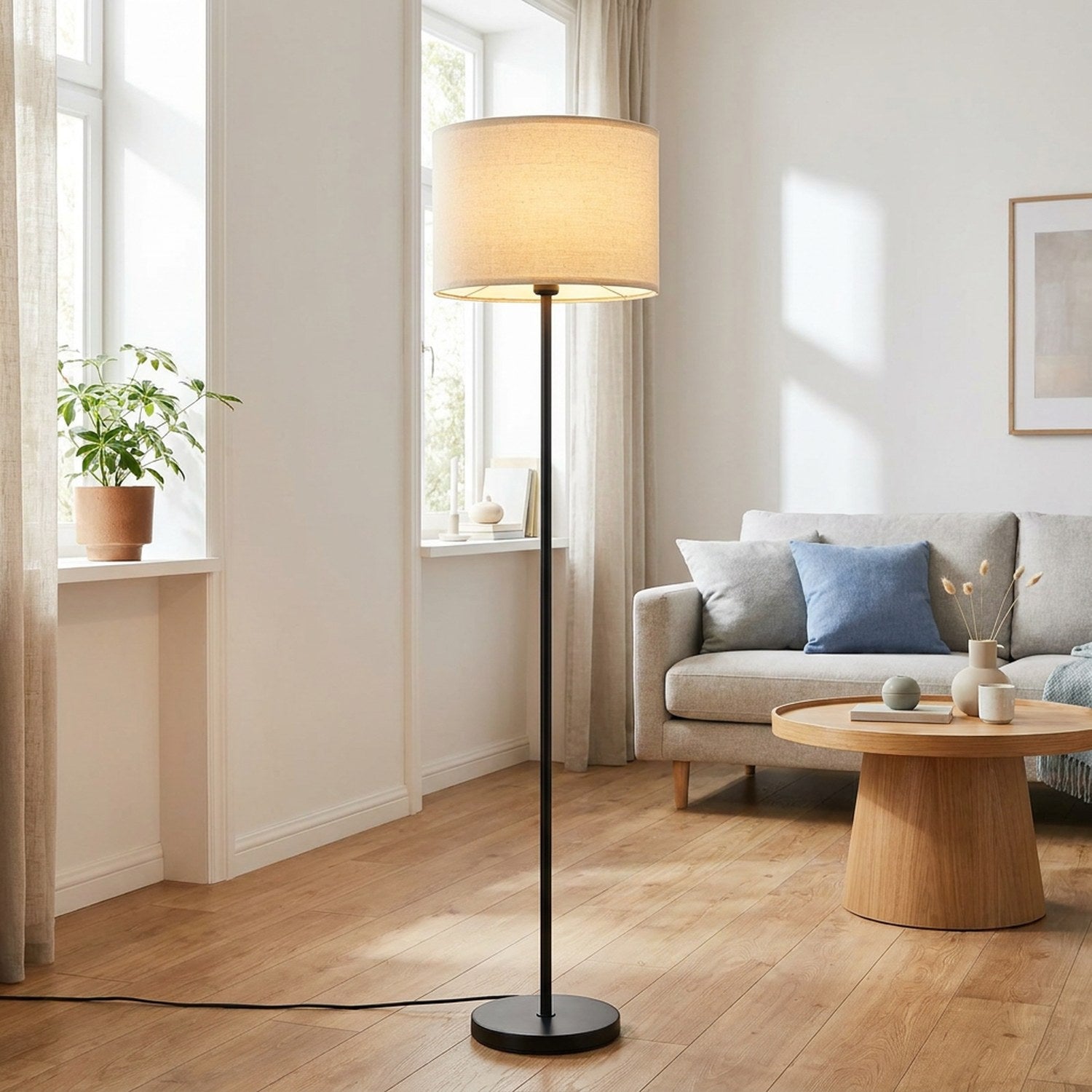 Abat-jour cylindrique crème ivoire en lin sur lampadaire salon scandinave