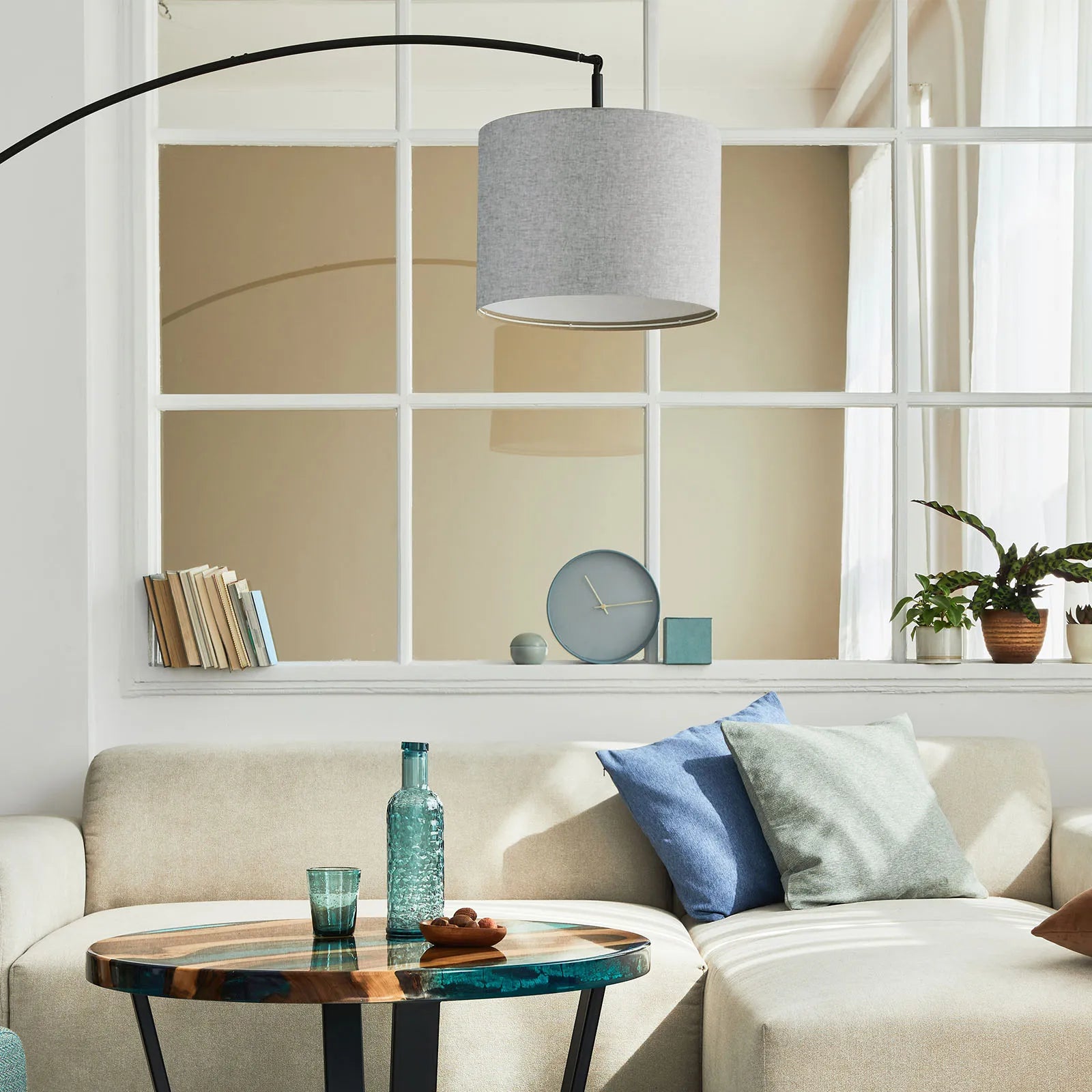 Abat-jour cylindrique gris en lin 30cm sur lampadaire arc dans salon moderne