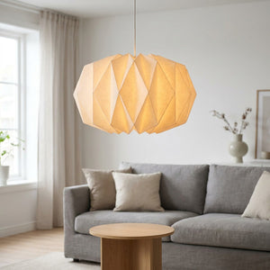 Abat-jour origami Globe en suspension dans un salon scandinave lumineux