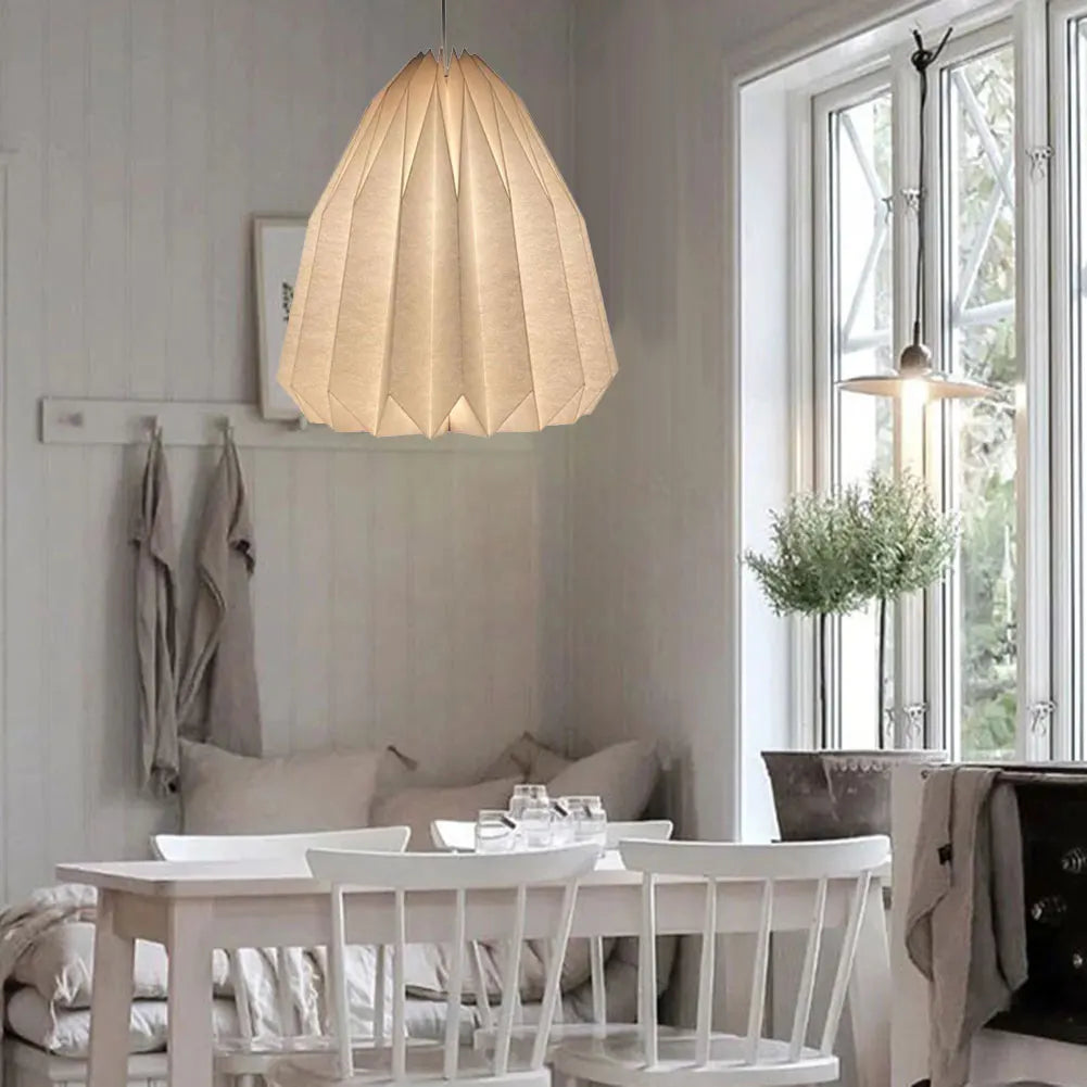Abat-jour origami Plissée en suspension au-dessus d'une table à manger nordique