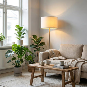 Abat-jour tambour blanc sur lampadaire en salon