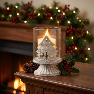 Bougeoir photophore Sapin de Noël sur manteau de cheminée ambiance hivernale et chaleureuse