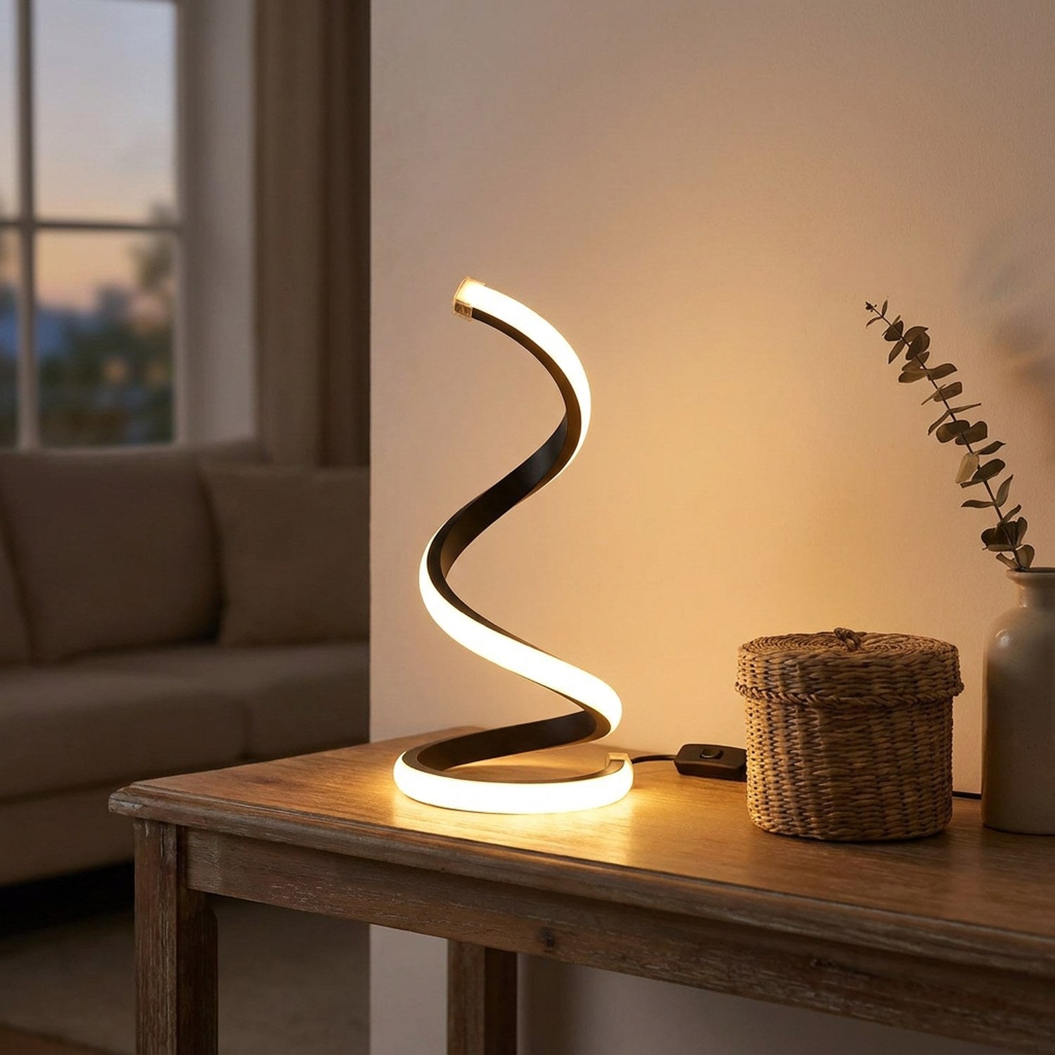 Lampe spirale LED allumée sur une console d'entrée avec panier en osier et vase