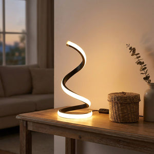 Lampe spirale LED allumée sur une console d'entrée avec panier en osier et vase