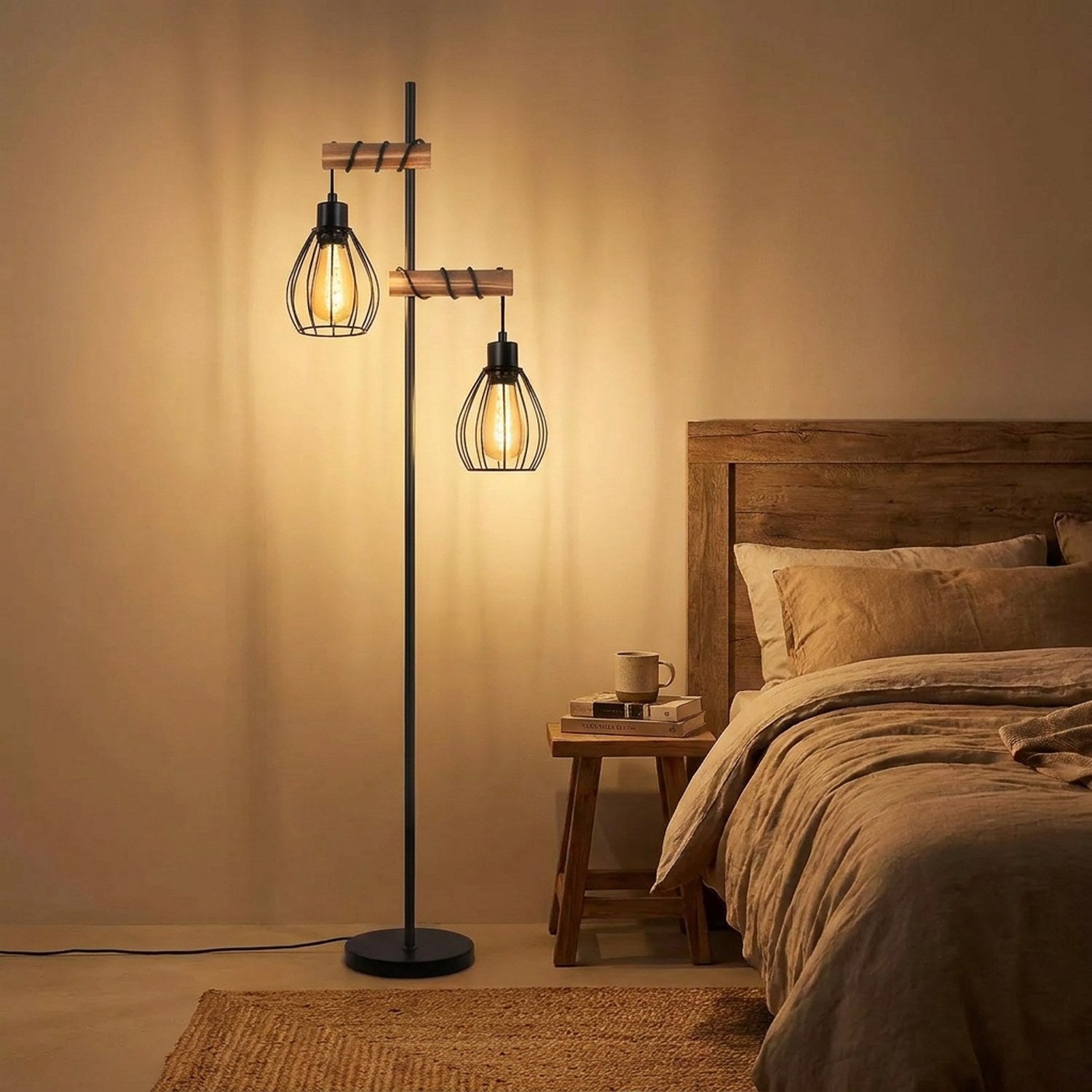 Lampadaire vintage industriel noir dans une chambre lumière dorée