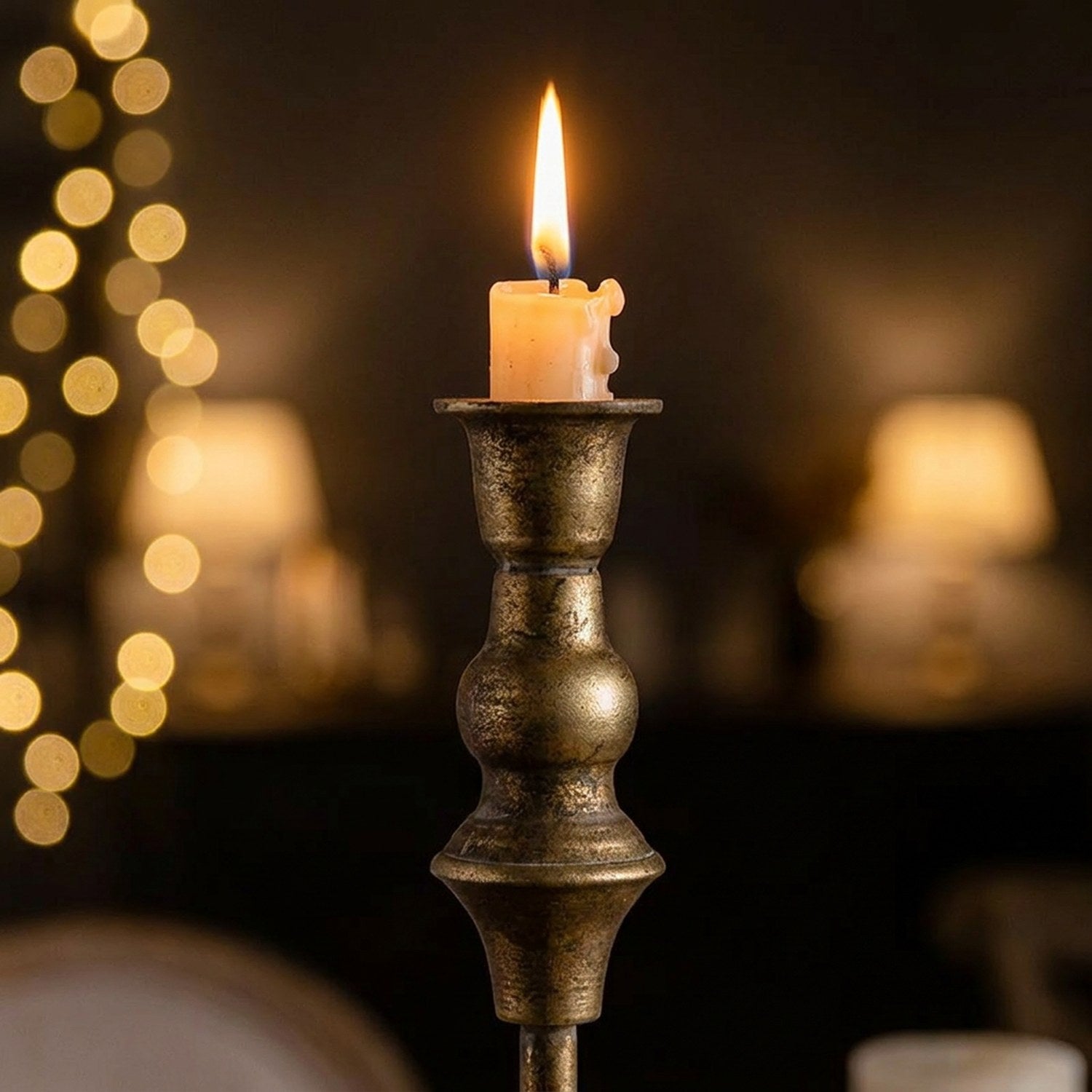 Gros plan sur le sommet du chandelier en fer laiton antique avec bougie allumée