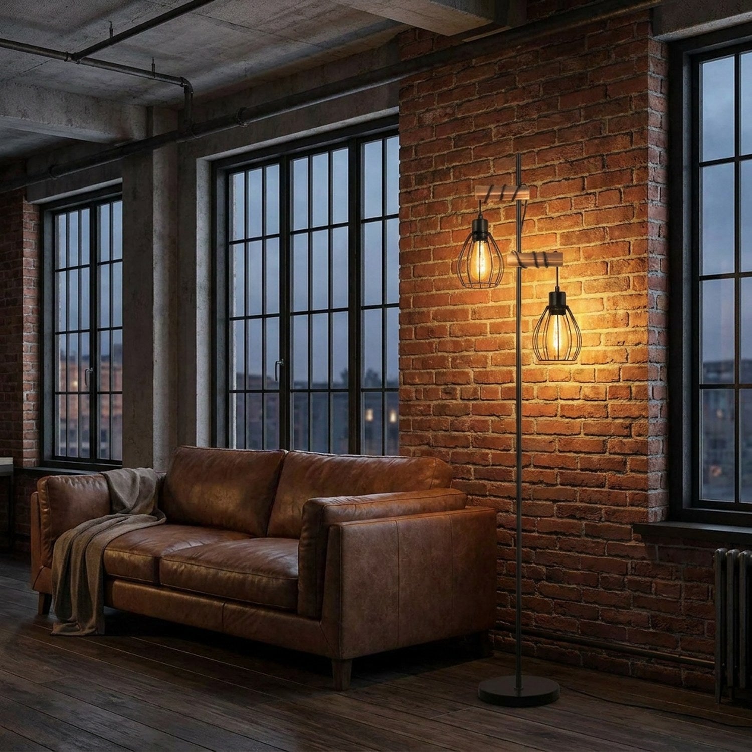 Lampadaire vintage noir cage métal dans un loft industriel
