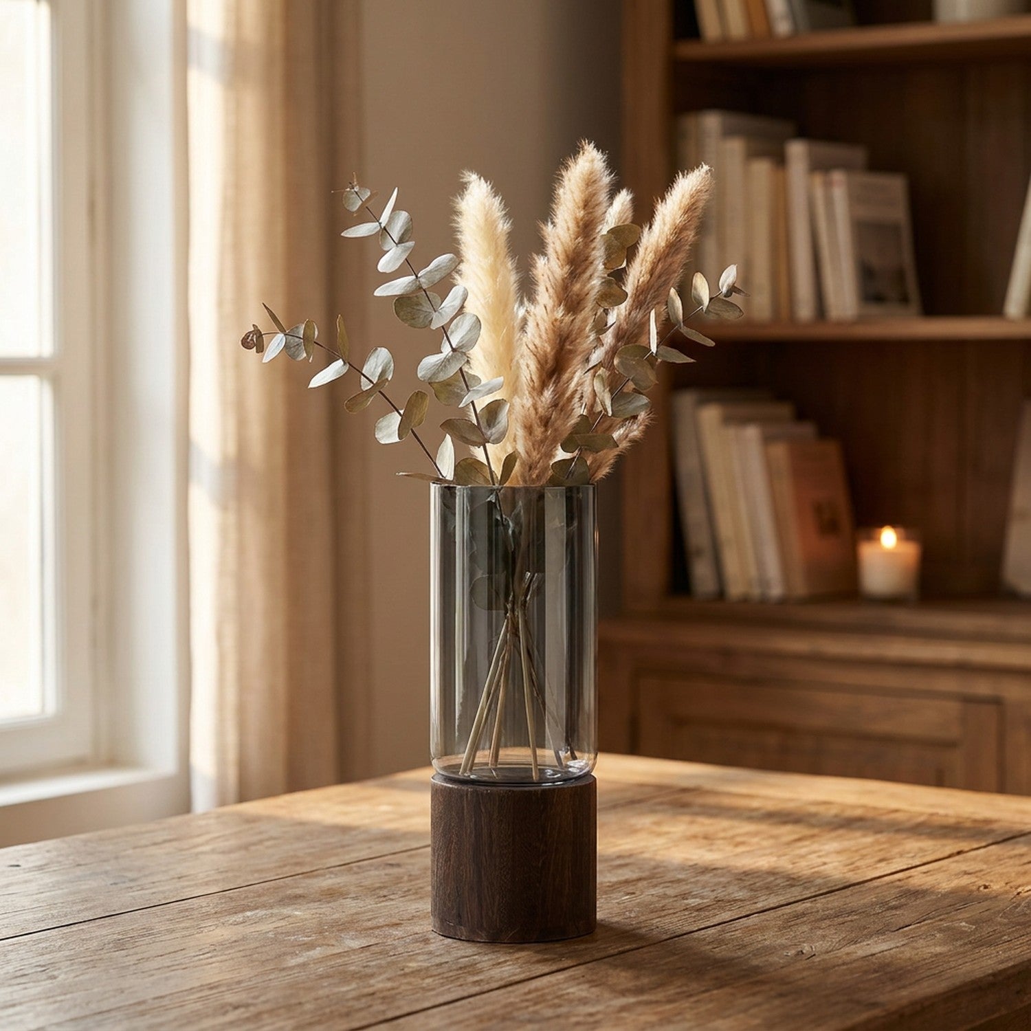 Vase en verre fumé posé sur table en bois avec bouquet de pampa et eucalyptus séchés