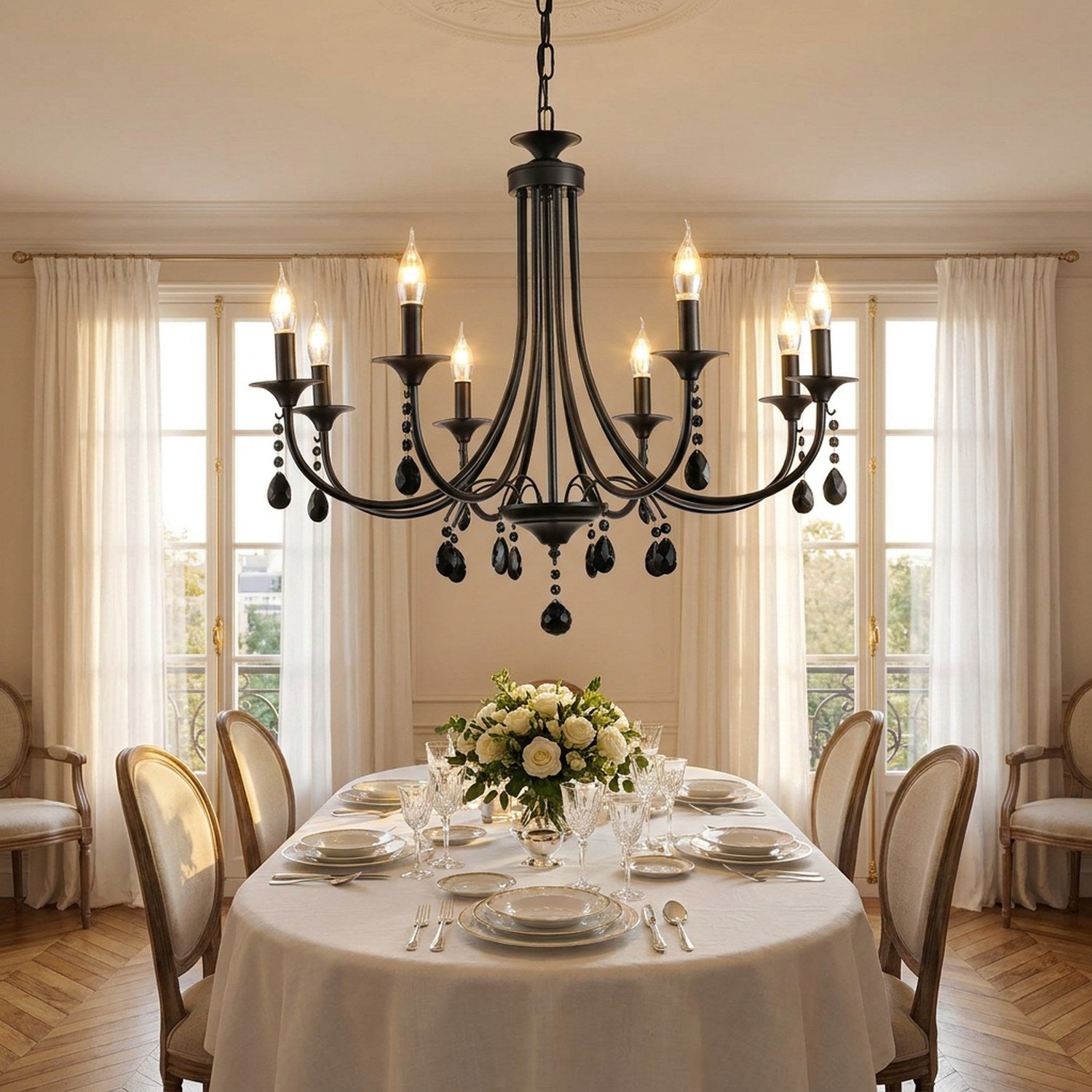 Lustre baroque en salle à manger avec roses blanches, style français
