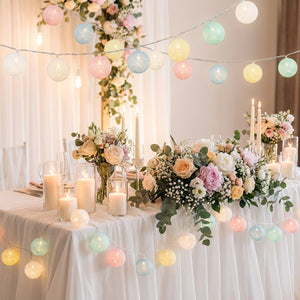 Guirlande lumineuse boules coton mariage table fleurs bougies