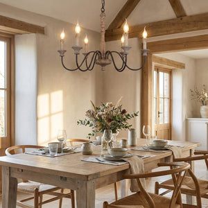 Lustre marron suspendu au-dessus d'une table de salle à manger
