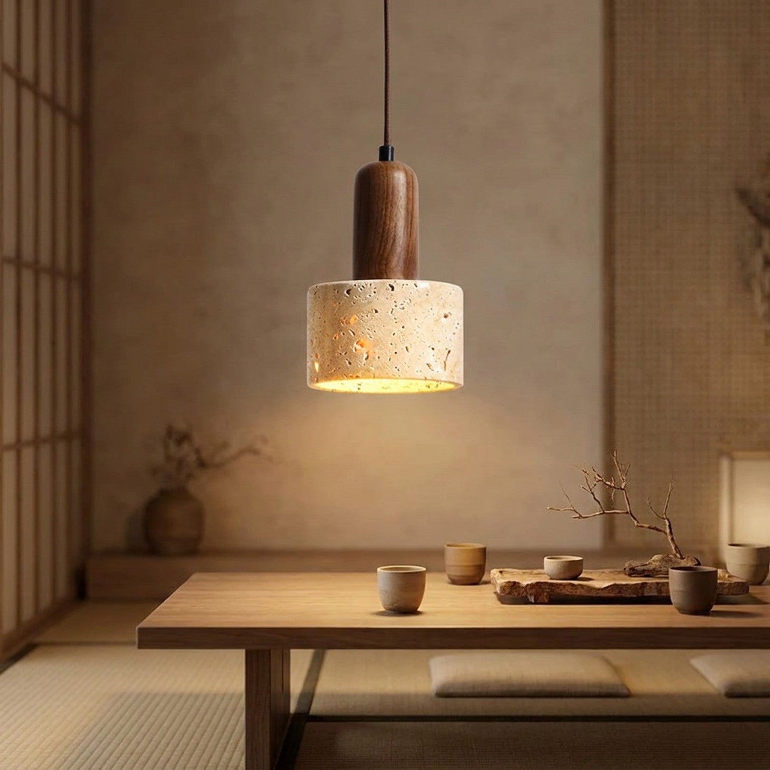 Suspension en pierre naturelle allumée au-dessus d'une table de repas japonaise