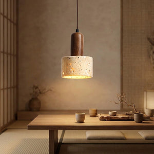 Suspension en pierre naturelle allumée au-dessus d'une table de repas japonaise