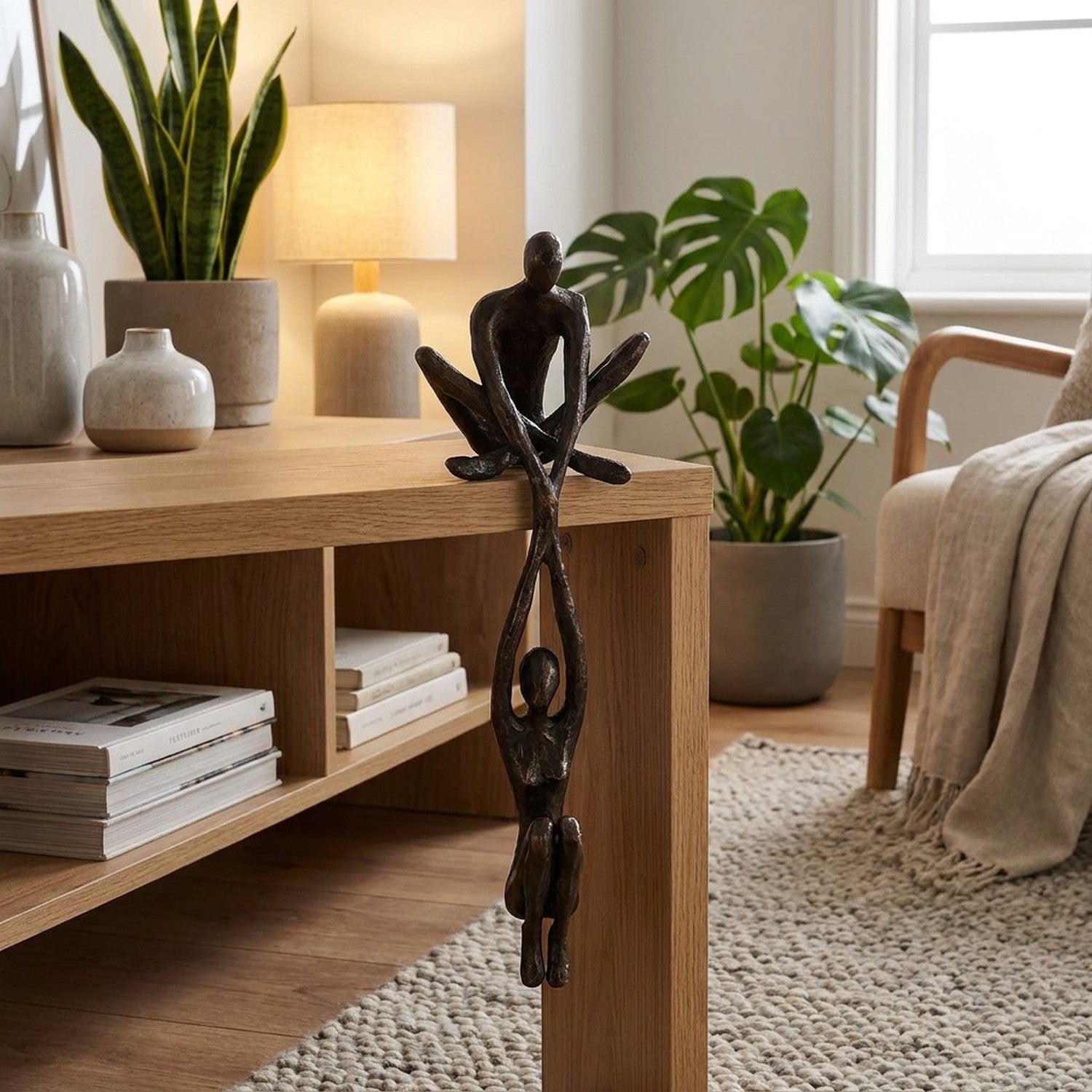 Sculpture couple bronze sur étagère - intérieur scandinave