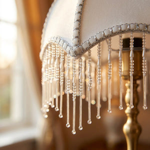 Gros plan franges de perles de cristal abat-jour vintage blanc, lumière douce de fenêtre
