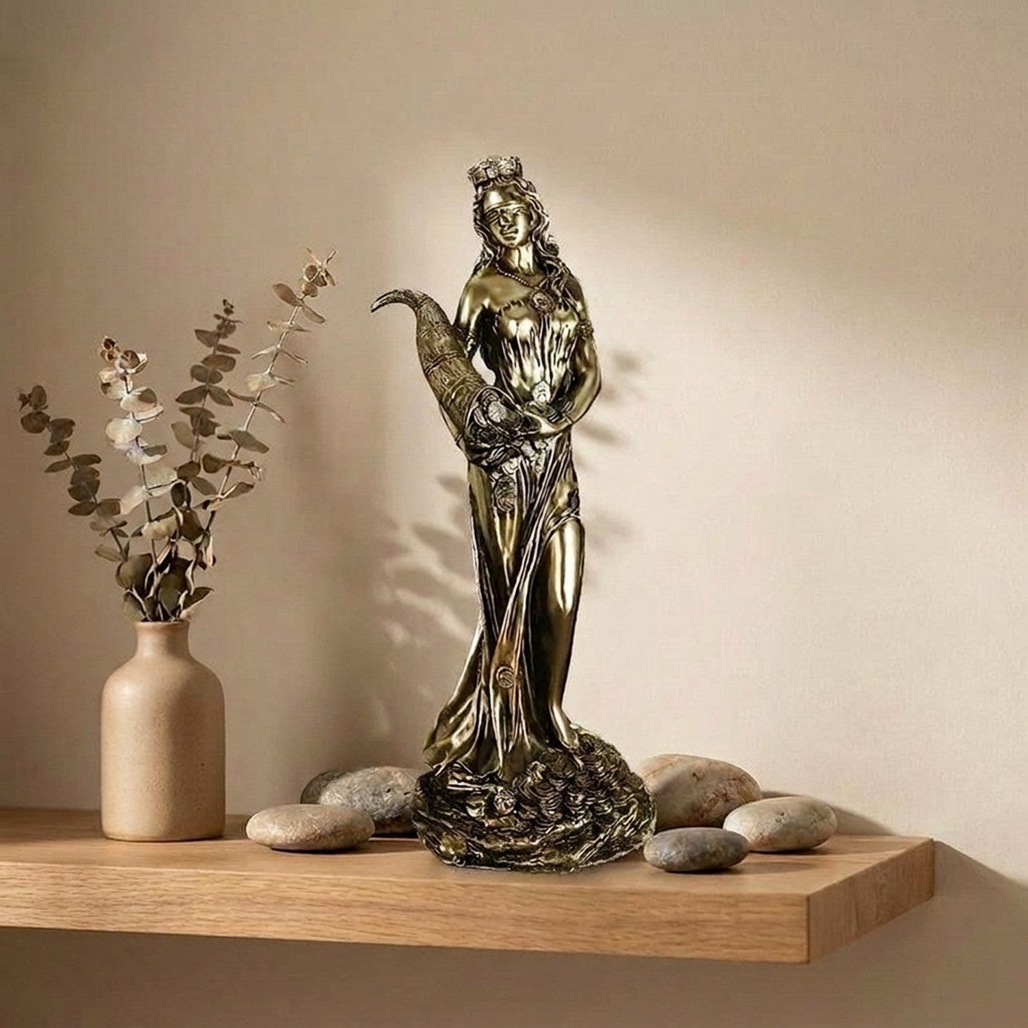 Statue déesse Tyche sur étagère bois avec plantes séchées