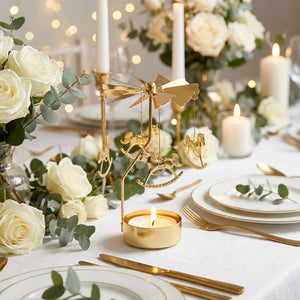 Bougeoir rotatif doré sur table de mariage avec nappe blanche et roses blanches