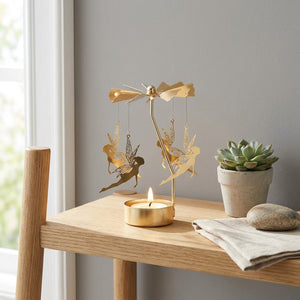 Bougeoir rotatif doré sur étagère dans un intérieur scandinave épuré