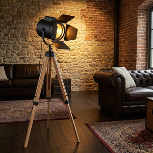 Lampadaire cinéma vintage sur trépied en bois style loft