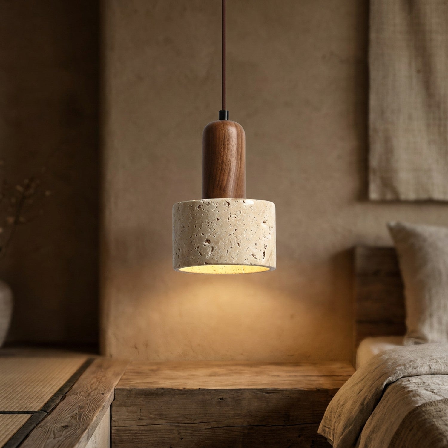 Suspension en pierre travertin naturelle allumée dans un intérieur japonais wabi sabi chaleureux
