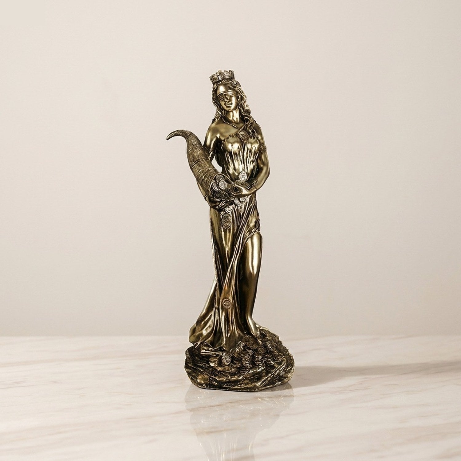 Statue déesse Tyche résine bronze dorée sur surface marbre