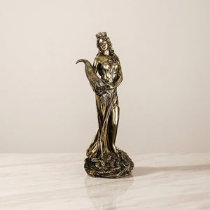 Statue déesse Tyche résine bronze dorée sur surface marbre
