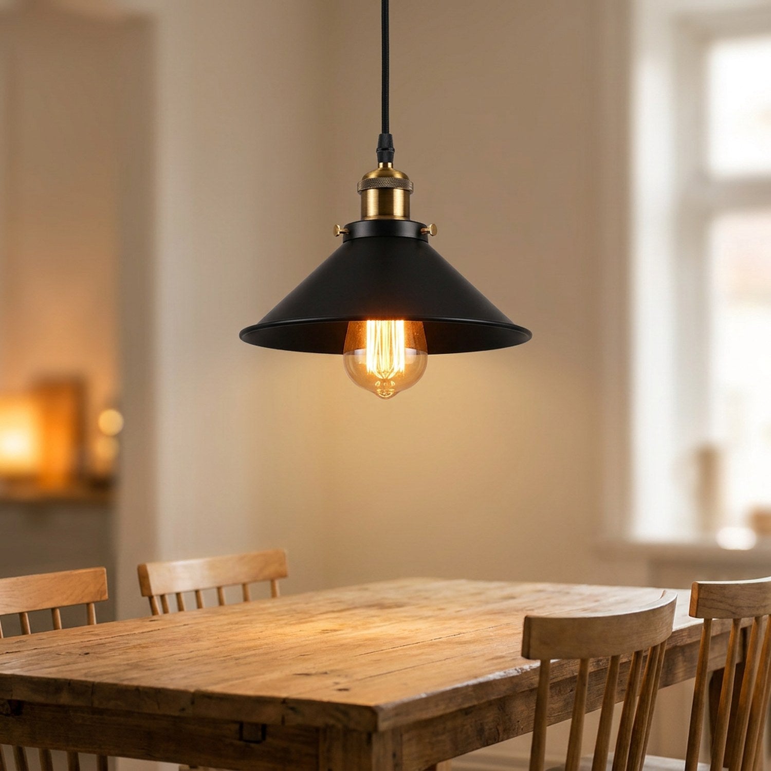 Suspension vintage industrielle avec abat-jour conique en métal noir et douille dorée au-dessus d'une table de salle à manger en bois