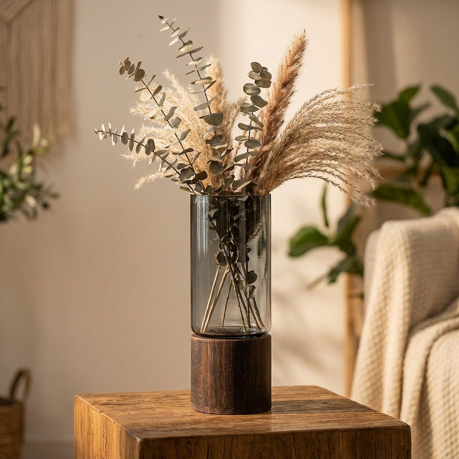 Vase cylindrique en verre fumé avec base en bois wengé et branches de pampa séchées