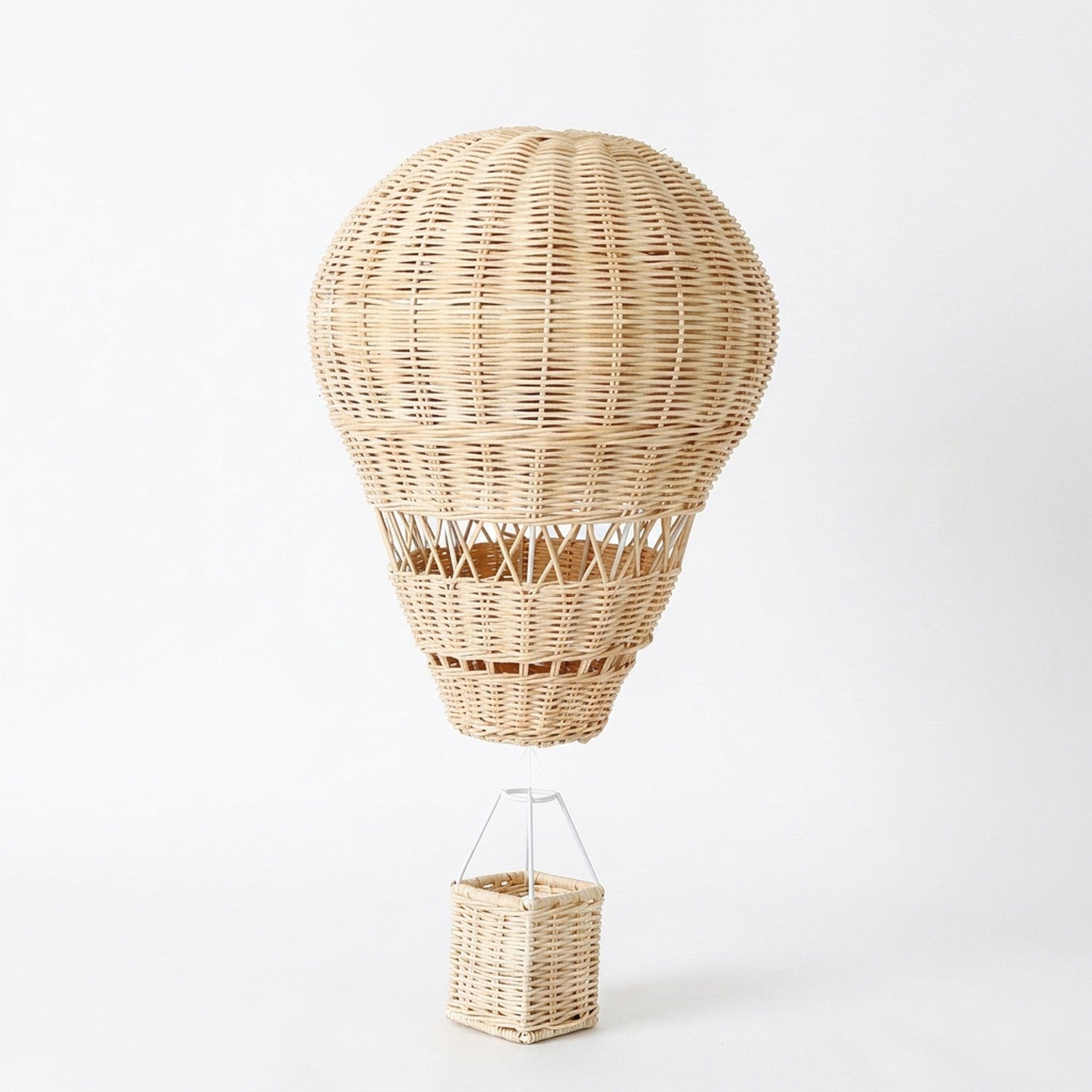Ballon à air chaud en rotin naturel tressé avec panier suspendu fond blanc