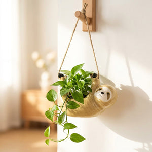 Pot suspendu céramique paresseux jaune avec pothos sur crochet mural en bois