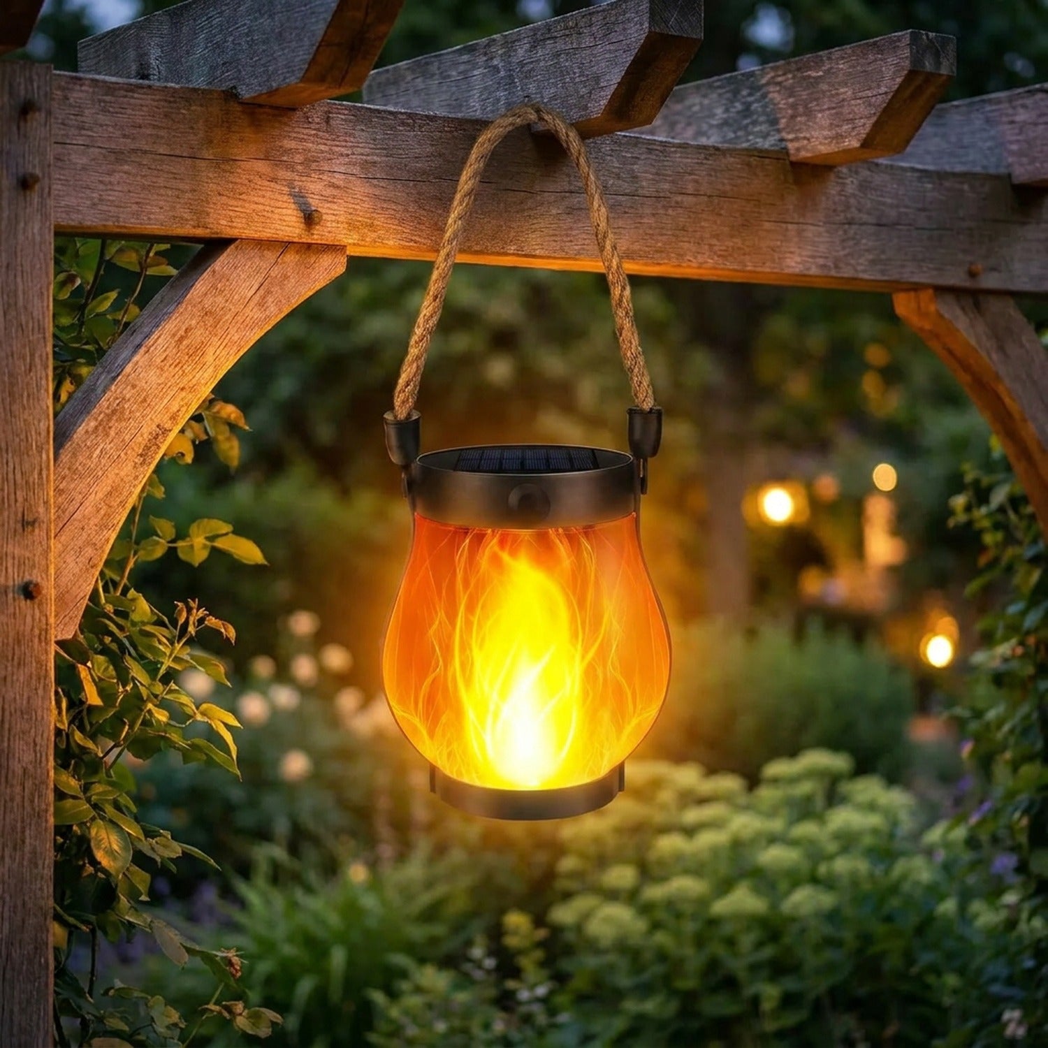 Lanterne solaire à effet flamme suspendue à une pergola en bois dans un jardin au crépuscule
