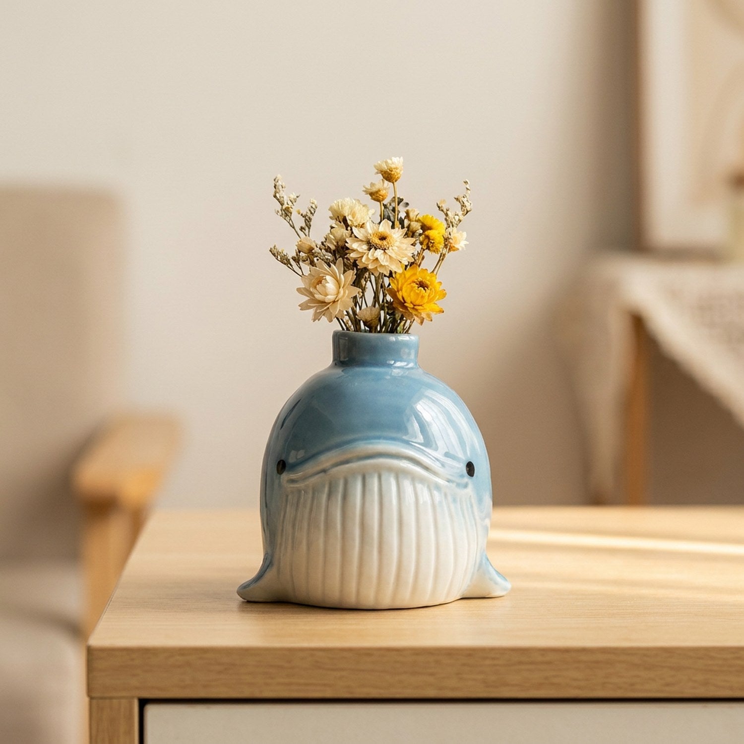 Vase baleine céramique bleu avec fleurs sauvages séchées