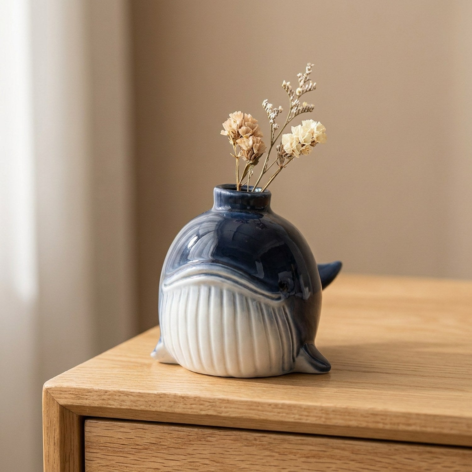 Vase baleine céramique bleu foncé marine avec fleurs séchées