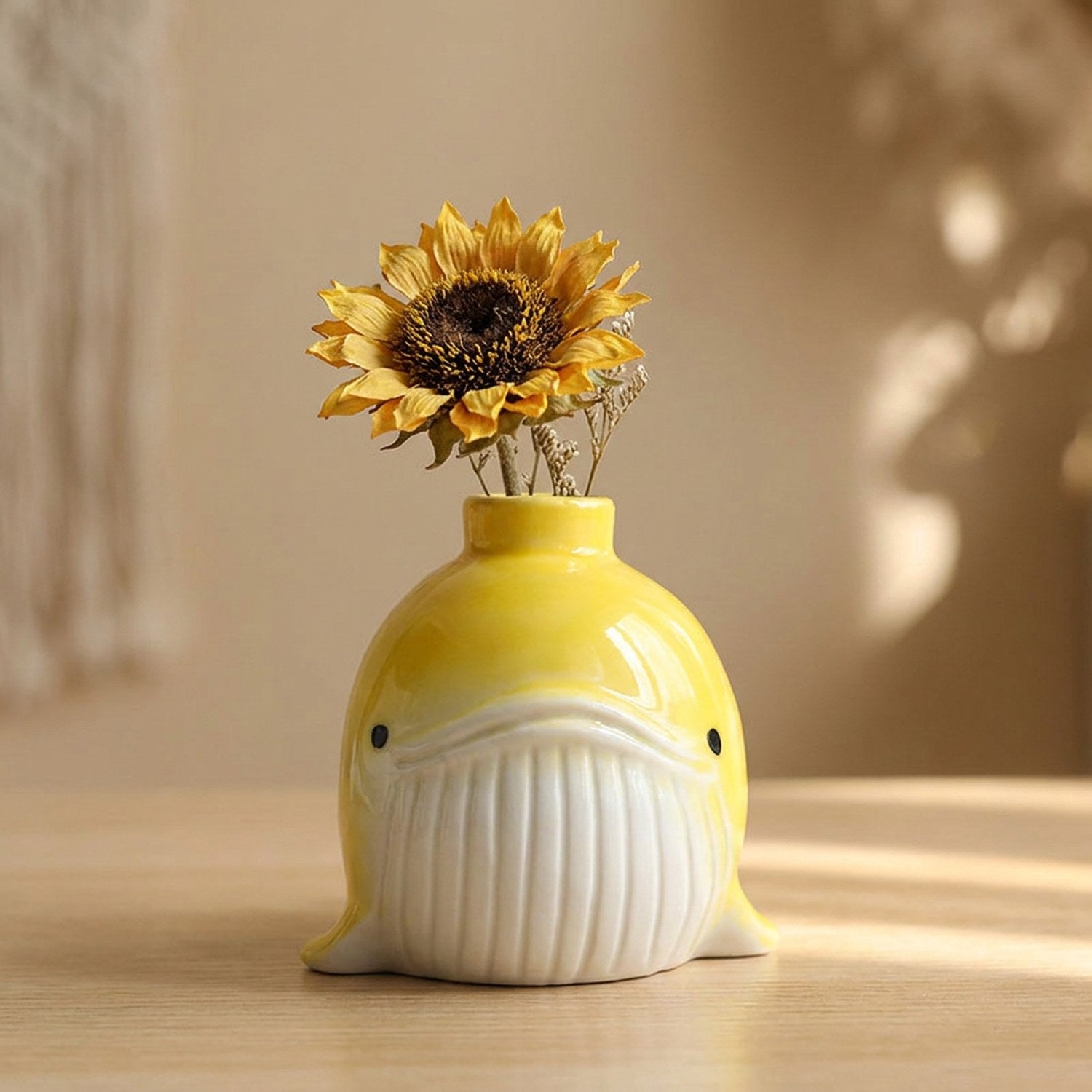 Vase baleine céramique jaune avec tournesol séché