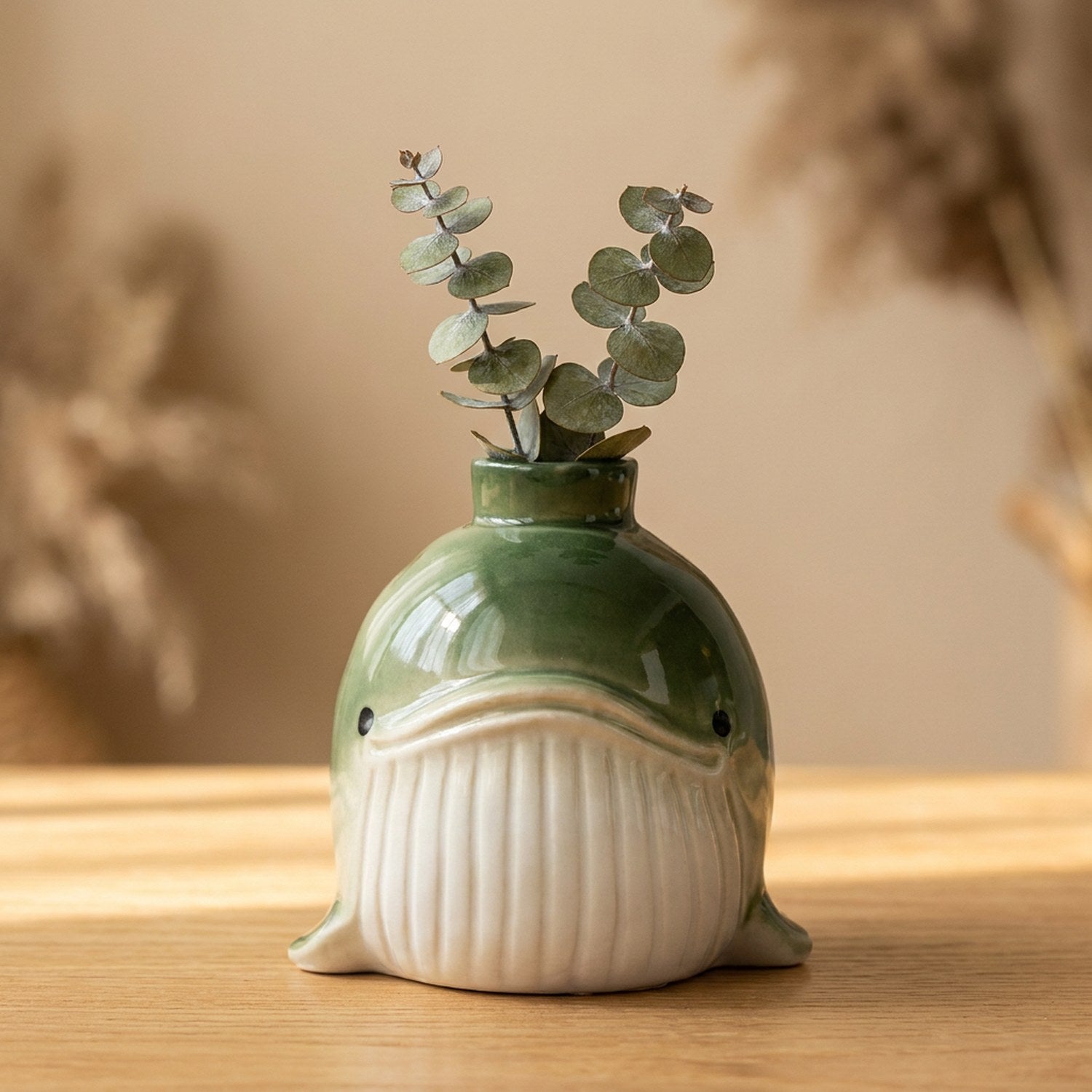 Vase baleine céramique vert foncé avec eucalyptus
