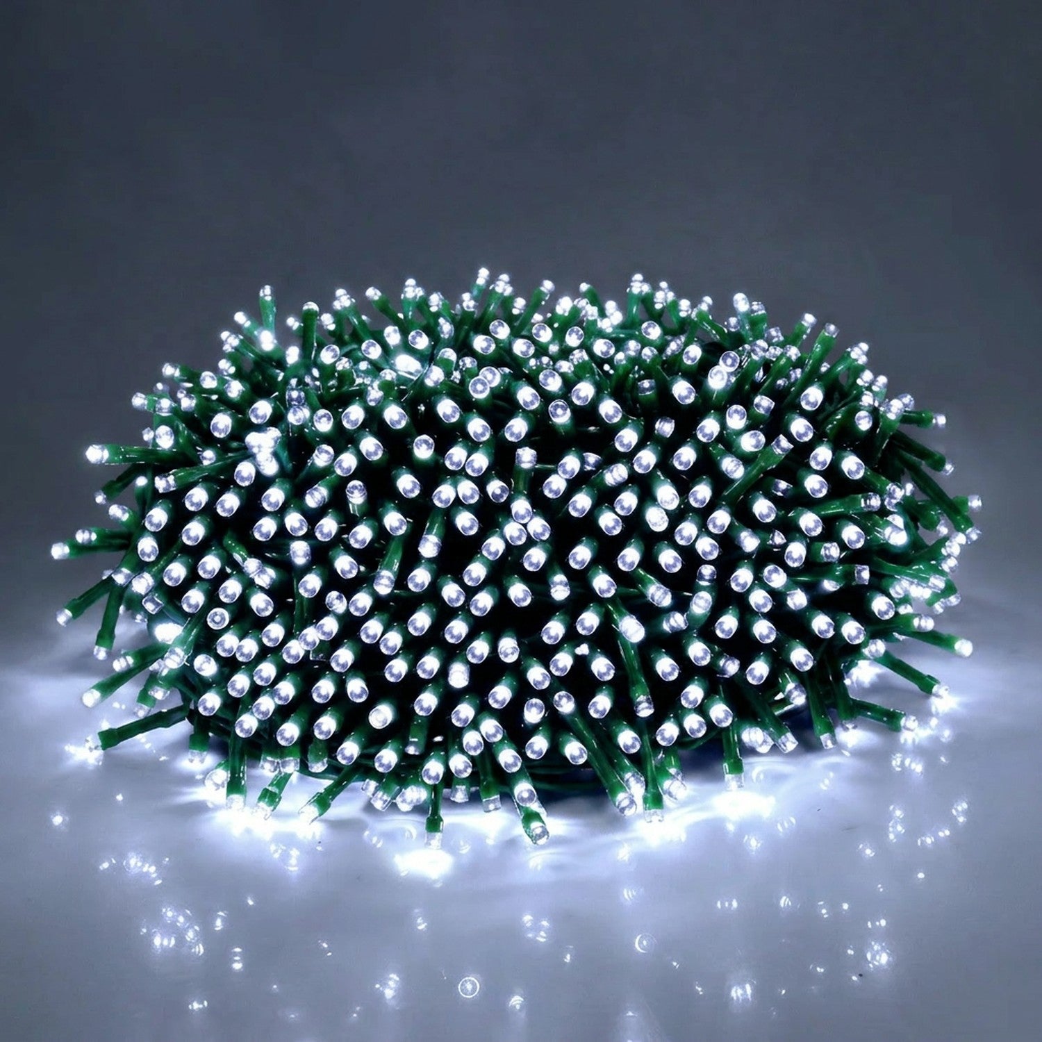 Guirlande lumineuse LED blanche pure fond gris neutre