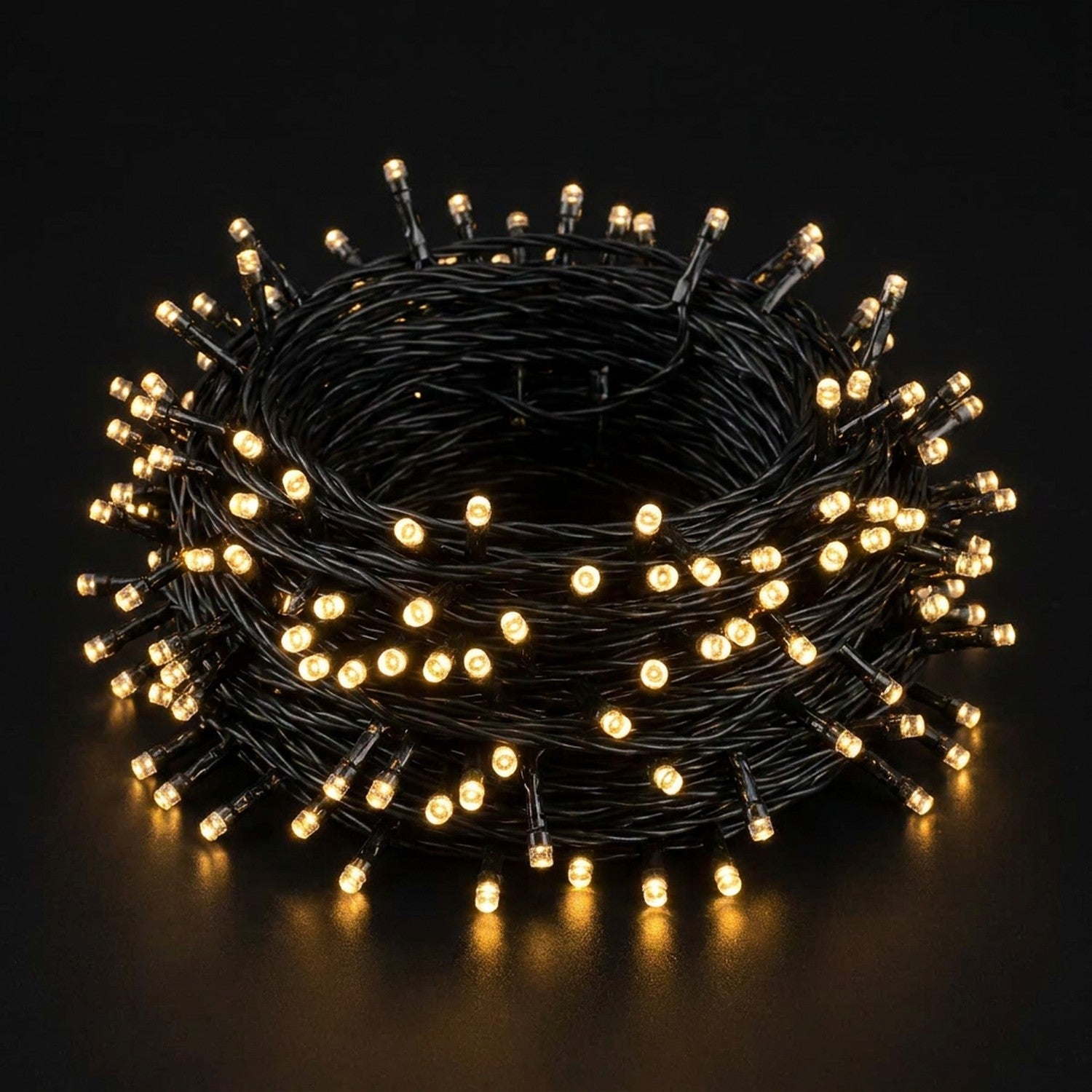 Guirlande lumineuse LED blanc chaud doré fond sombre ambiance cosy