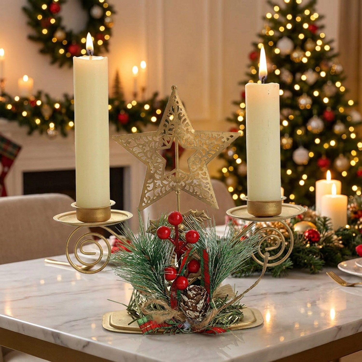 Bougeoir de Noël modèle Étoile en fer doré double bougeoir avec étoile ajourée et deux bougies allumées
