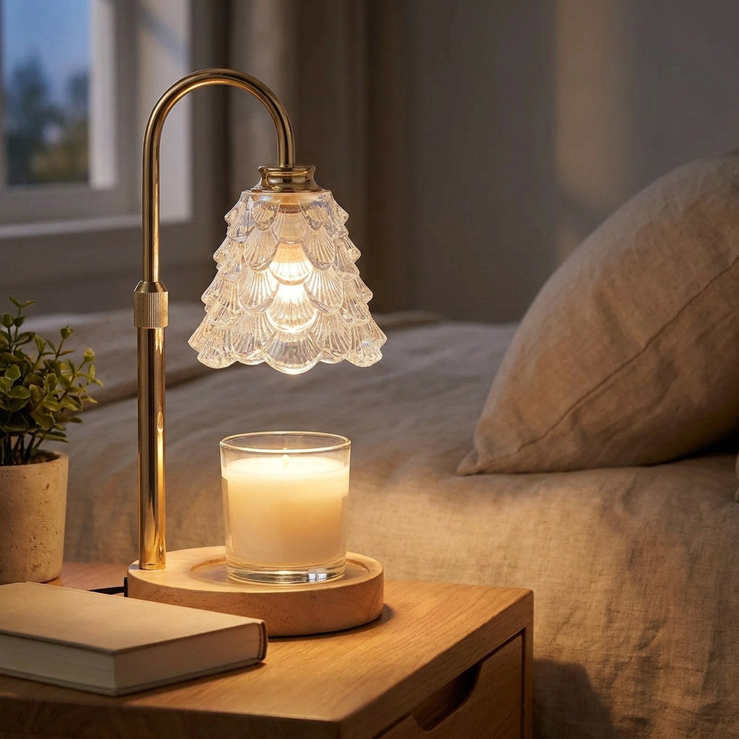 Lampe chauffe-bougie allumée sur une table de chevet dans une chambre chaleureuse