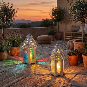 Lot 2 lanternes marocaines blanches sur terrasse au coucher de soleil